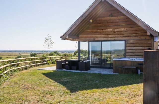 HERON LODGE CASTLE FARM, family friendly, with hot tub in Wedmore