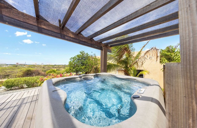 HH1-SLEEPS 4, PRIVATE UNIT, WIFI, INFINITY POOL, BBQ, HOT TUB, AMAZING VIEWS