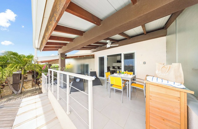 HH2-SLEEPS 4, PRIVATE UNIT, INFINITY POOL, BBQ, HOT TUB AND AMAZING VIEWS
