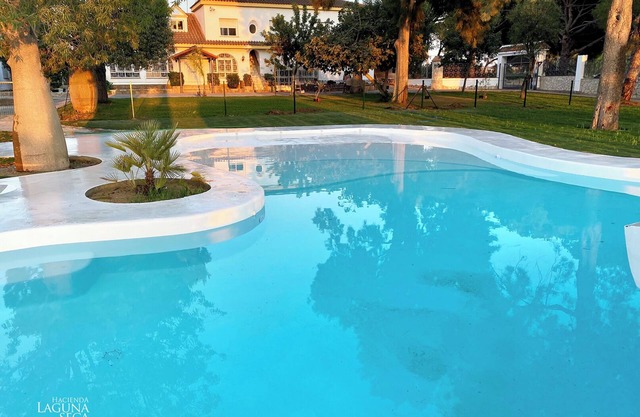 Hibiscus Apartment with Shared Pool