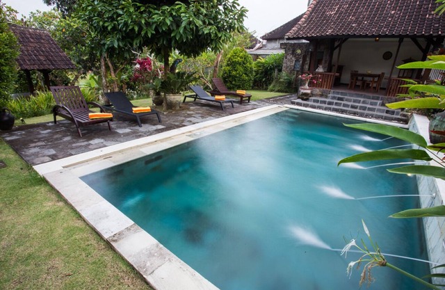 Hidden 4 Bedroom Joglo Historical Home, Large garden, Natural Eco living!