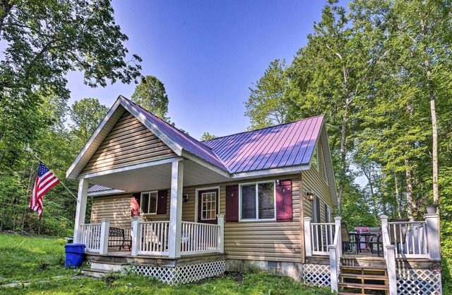 Hidden Lakefront Retreat: Fire Pit & Fishing Dock!