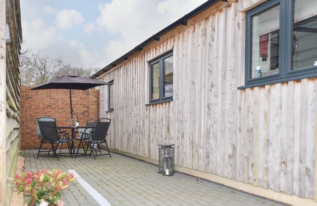HIDEAWAY AT COOMB BANK FARM, pet friendly in Raymond's Hill