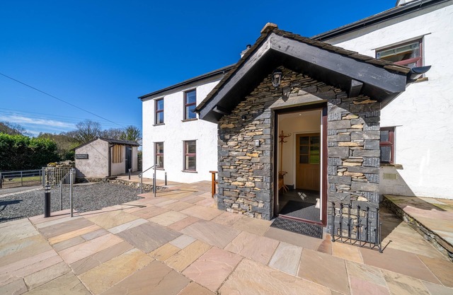 High Brow Edge Farm House - Large house with a log-burner. Dog-friendly