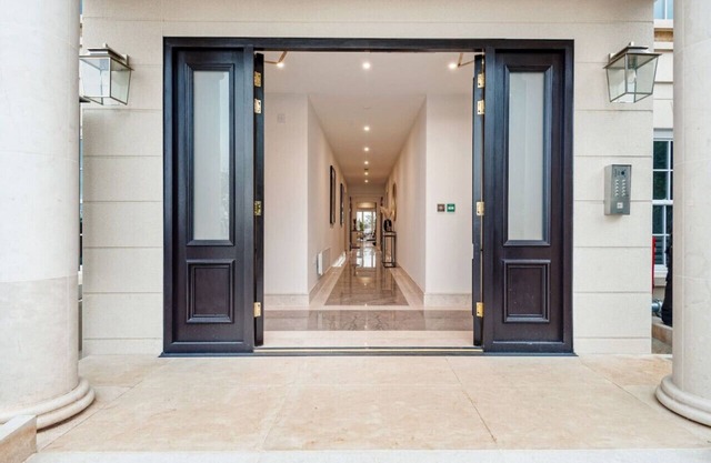 High End 1 BR Apt, 2 Beds Desirable Chigwell