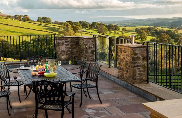 HIGH FELLSIDE HALL, family friendly, with pool in Sedbergh