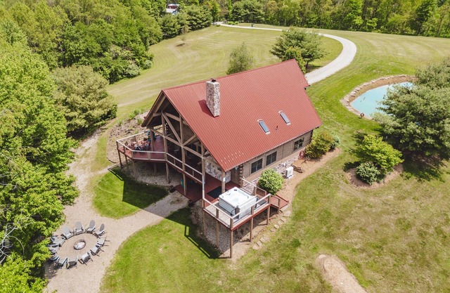 High Meadows Lodge:Nature trails,Private 20+acres,Hot Tub,Fire Pit, Wifi