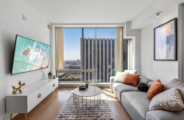 High-Rise 1bdr apartment in Korea Town with pool, gym and parking