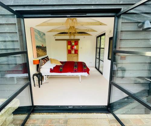 High spec studio cabin-Farnham centre