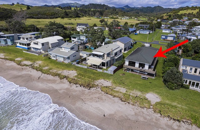 High Water Beach House, absolute beach front, 5 bedrooms (sleep up to 13 people)