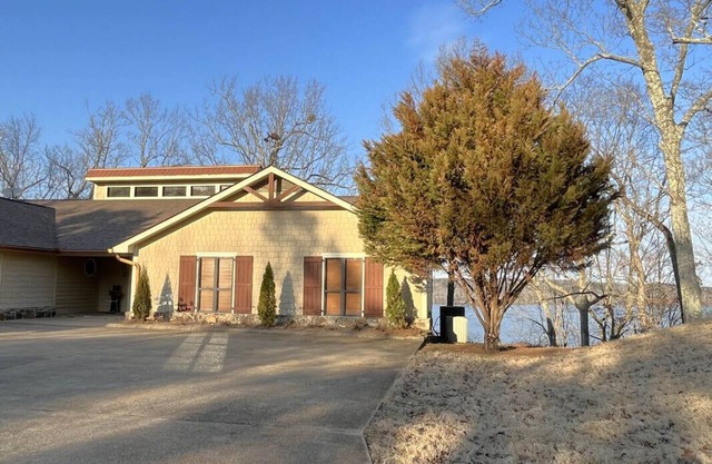 Highstone Cottage Lakefront on Pickwick Lake