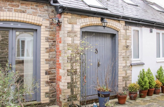 HIGHTREE LODGE BARN, pet friendly, with open fire in Leintwardine