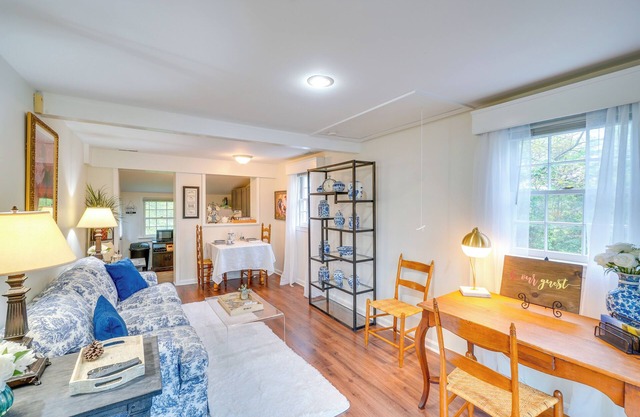 Hike, Sip & Explore: Charming Waterford Cottage!