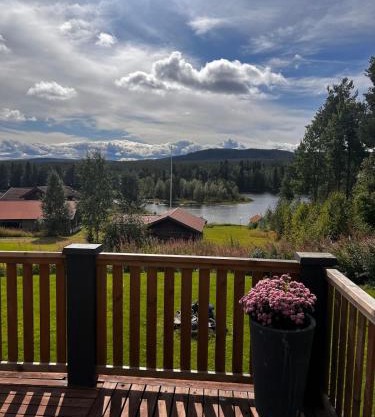 Hildas Hus with river view and spa