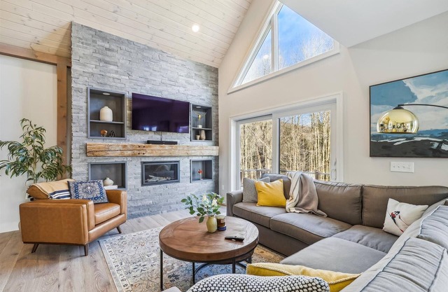 Hill House: 3 br w/fireplace, a/c, hot tub, deck, firepit & garage!