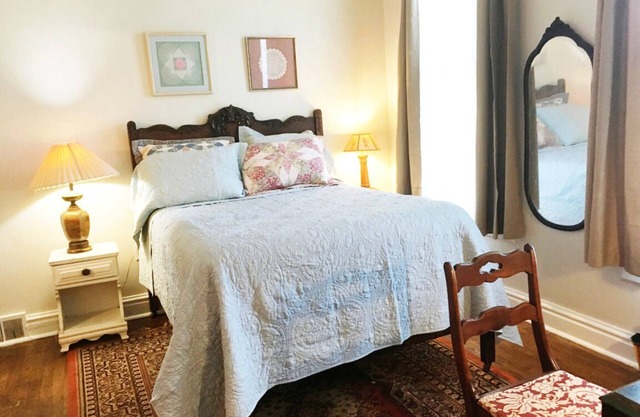Hillsdale Victorian Studio w kitchenette Wifi TV , Queen Bed and Twin Bed