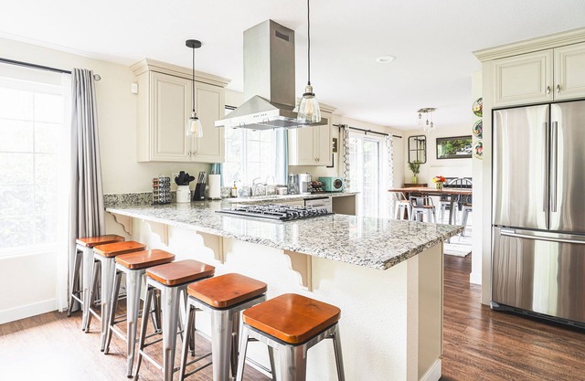 Hillside Cottage w/Chef's Kitchen miles from Seattle