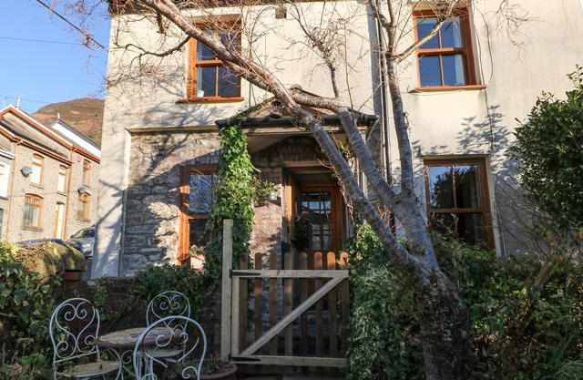 HILLSIDE HOLIDAY COTTAGE, pet friendly, with a garden in Pentre