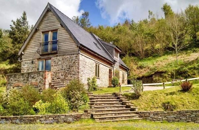 HIRAETH, pet friendly, luxury holiday cottage in Dolau