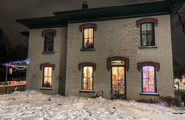 Historic 3 -bedroom house in Algona close to downtown WiFi. 2 parks nearby