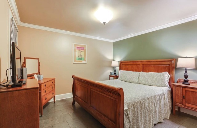 Historic Balcony King Suite at Grenoble House – Walk to Music, Dining, Culture