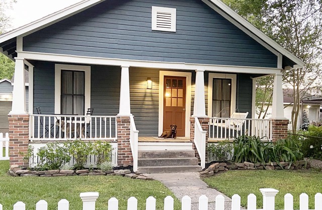 Historic Bungalow! 2bed, 2bath, 2den, Downtown Humble, IAH 8min!