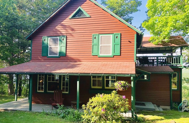 Historic Catskills Cottage w/Cedar Hot Tub On Top Of The World