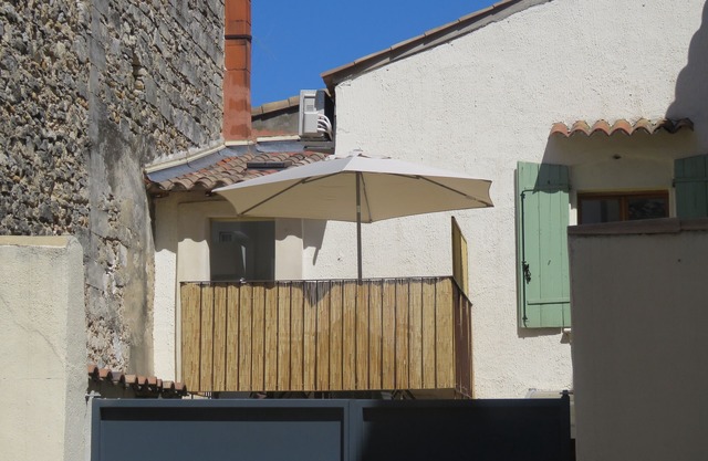 Historic center apartment with terrace at the door of the Camargue