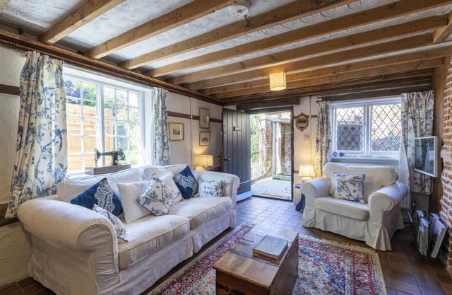 Historic Cottage in village very close to Canterbury