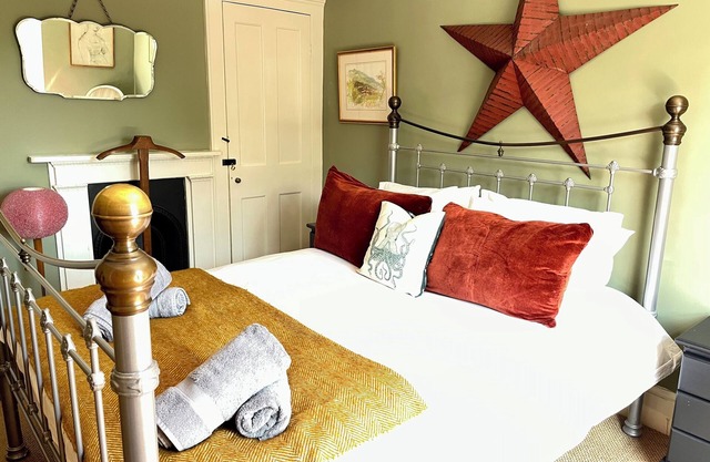 Historic Cottage, superb harbour & beach location, seconds from all amenities!