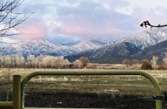 Historic Cozy Adobe 2.9 miles to the Taos Plaza. Beautiful Mountain Views.