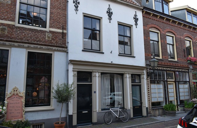 historic home in the middle of beautiful monuments and medieval walls
