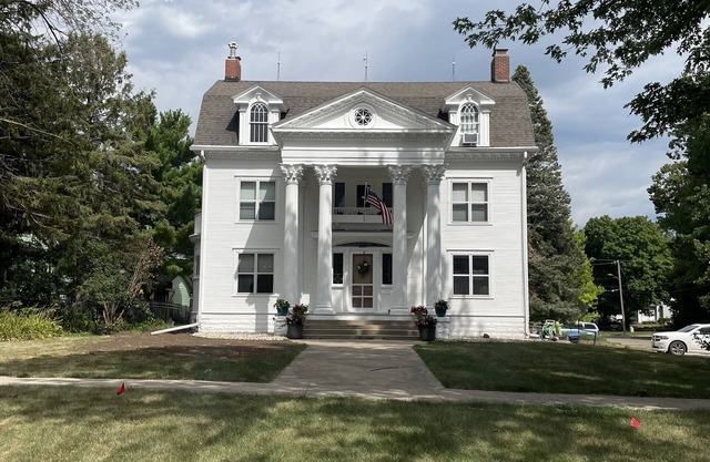 Historic home near lake, parks, shopping and BVU! Perfect for the holidays!