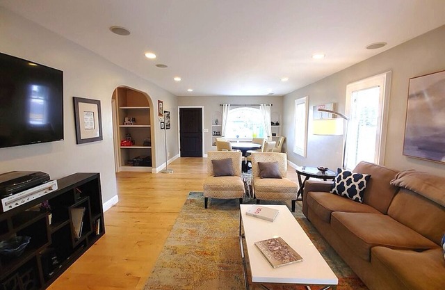 Historic Home *reWine Mission* Walk Downtown: Coffee, Shop, Dine, Wines, Brews