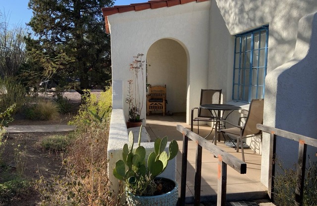 Historic Sam Hughes Charmer. Private yard w fruit trees. Walk to UA.
