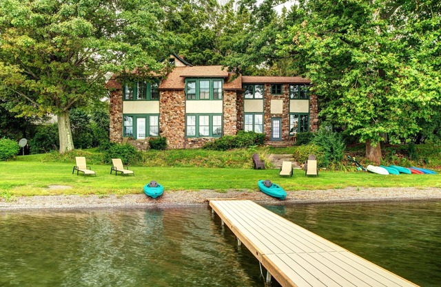 Historic Samuel Hopkins Adams 6bd/4 bath- Level lakefront Home sleeps 14!