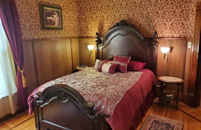 Historic Victorian Inn Wine Suite