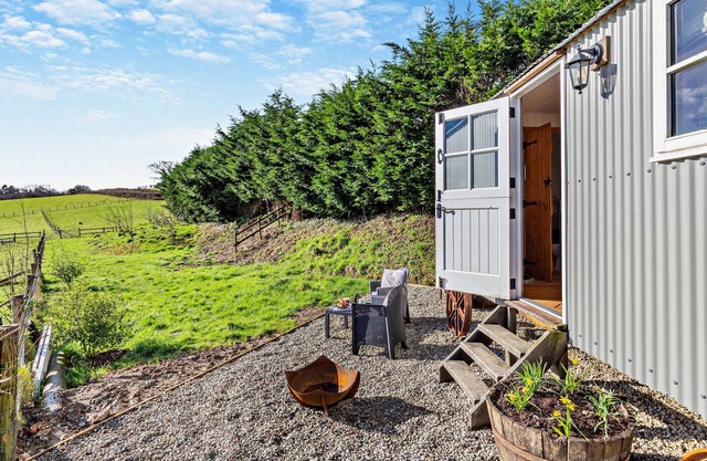 Hobbs Hut - One Bedroom House, Sleeps 2