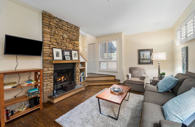 HOLDIAY SALE! Beautifully decorated home close to everything
