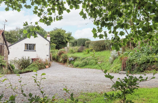 HOLE FARM STABLES, pet friendly, with open fire in Ashburton