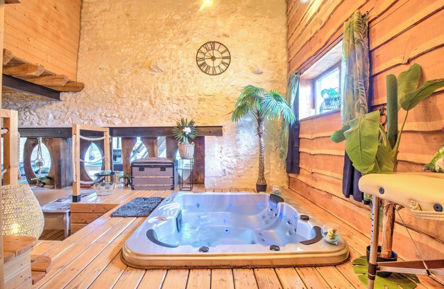 Holiday Home 'Gîte Spa, Sauna Et Billard' with Private Pool, Wi-Fi and Air Conditioning