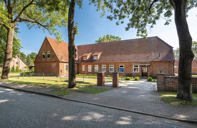 Holiday Apartment "Landhaus Heiddorf" with 2 Comfortable Bedrooms, Terrace with Barbecue and Sun Loungers