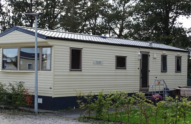 Holiday chalet near the canals of Giethoorn (Dutch Venice) and National Park Weerribben - Wieden, beautiful nature and many animals such as the otter, kingfisher, roe deer, fox, buzzard, hawk and many others. Particularly loved by walkers, cyclists, bi...