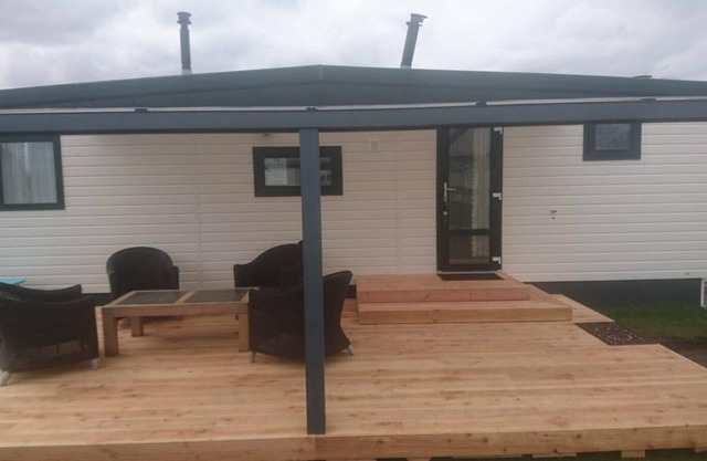 Holiday chalet near the canals of Giethoorn (Dutch Venice) and National Park Weerribben - Wieden, beautiful nature and many beautiful animals such as the otter, kingfisher, deer, fox, buzzard, osprey, sea eagle, hawk and many others. Especially loved