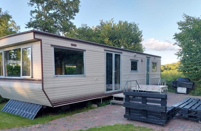 Holiday chalet near the canals of Giethoorn (Dutch Venice) and National Park Weerribben - Wieden, beautiful nature and many animals such as otters, deer, badgers, kingfishers, foxes, buzzards, hawks, owls, squirrels, dragonflies, purple herons and
