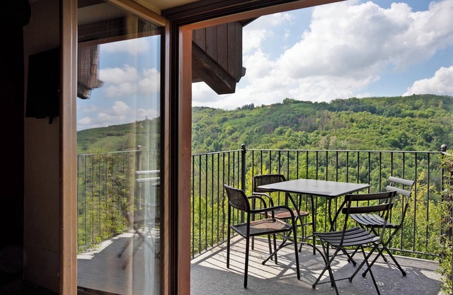 Holiday Home 'La Corte di Langa Alloggio Ambra' with Mountain View, Pool & Wi-Fi