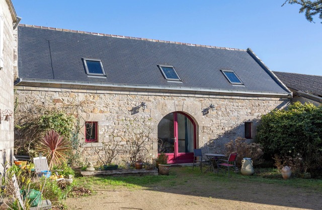 Holiday Home 'Gîte de la Ferme - La Pointe Du Raz' with Shared Garden