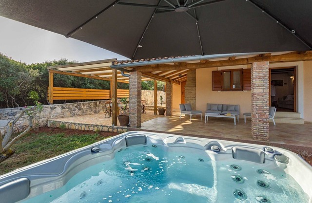Holiday home in Pjescana Uvala near beach