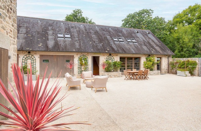 Holiday Home 'La Maison Des Gardes Du Hénan' with Private Terrace, Private Garden and Wi-Fi