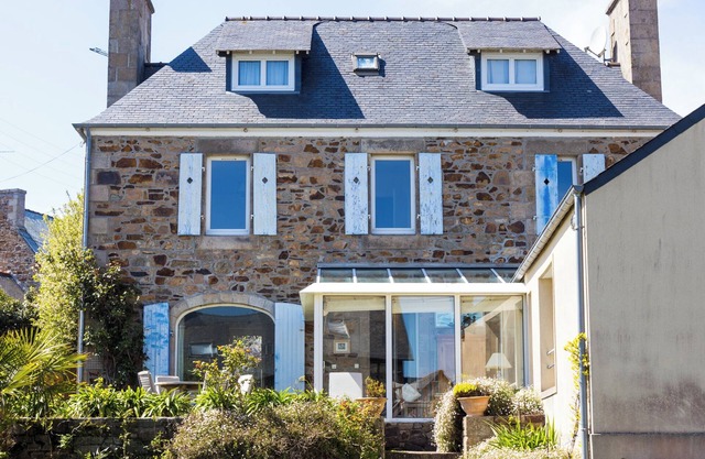 Holiday Home 'Maison Bretonne Madame Est Servie' with Sea View, Private Terrace and Wi-Fi